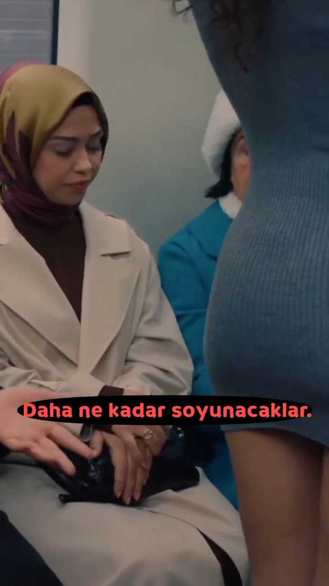 Resmen çıplak geziyorlar.