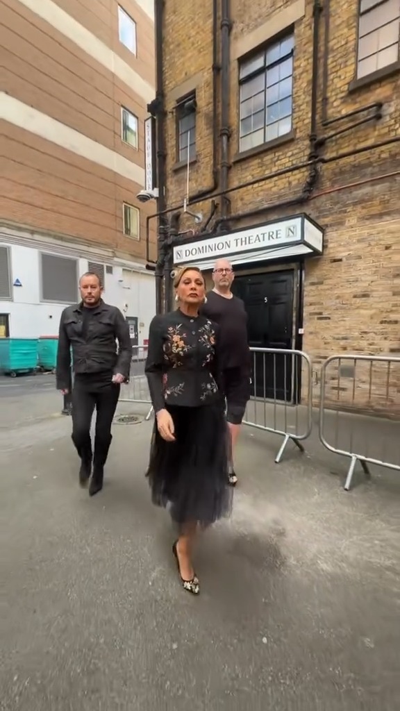 Vanessa Williams sure knows how to own the room in heels 👠✨ The actress and singer, 63, is currently playing Miranda Priestly in 'The Devil Wears Prada' musical on the West End, fully embodying every element of Meryl Streep's iconic character. She even got the show's stage tech Daniel and dresser Murray to do the heel challenge with her, both of them absolute crushing it 🤩 📽️ : @vanessawilliamsofficial #TheDevilWearsPrada