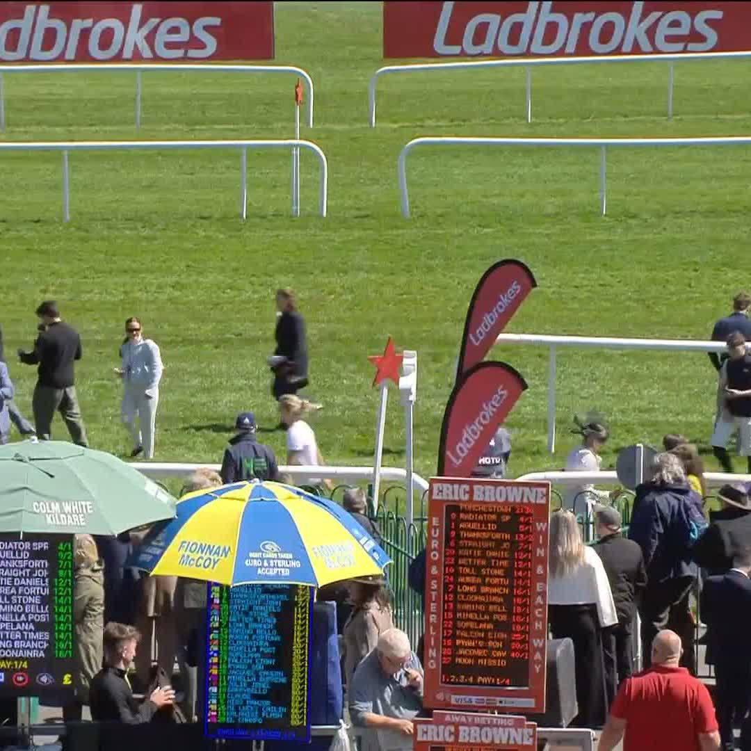 Move over Gaelic Warrior and Fact To File 🤣 Ricky Doyle gets the weighing room bragging rights in the Ladbrokes Jockeys' Sprint Race, in aid of IRISH INJURED JOCKEYS 👏 Punchestown | Ricky Doyle