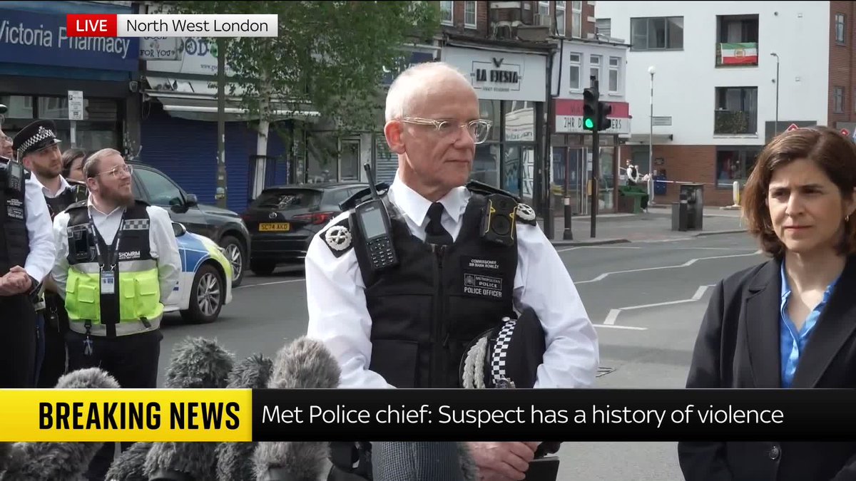 People in Golders Green chant "shame on you" as Sir Mark Rowley, commissioner of the Met Police, speaks at the scene of a terror attack in which two Jewish men were stabbed. Latest 🔗 📺 Sky 501