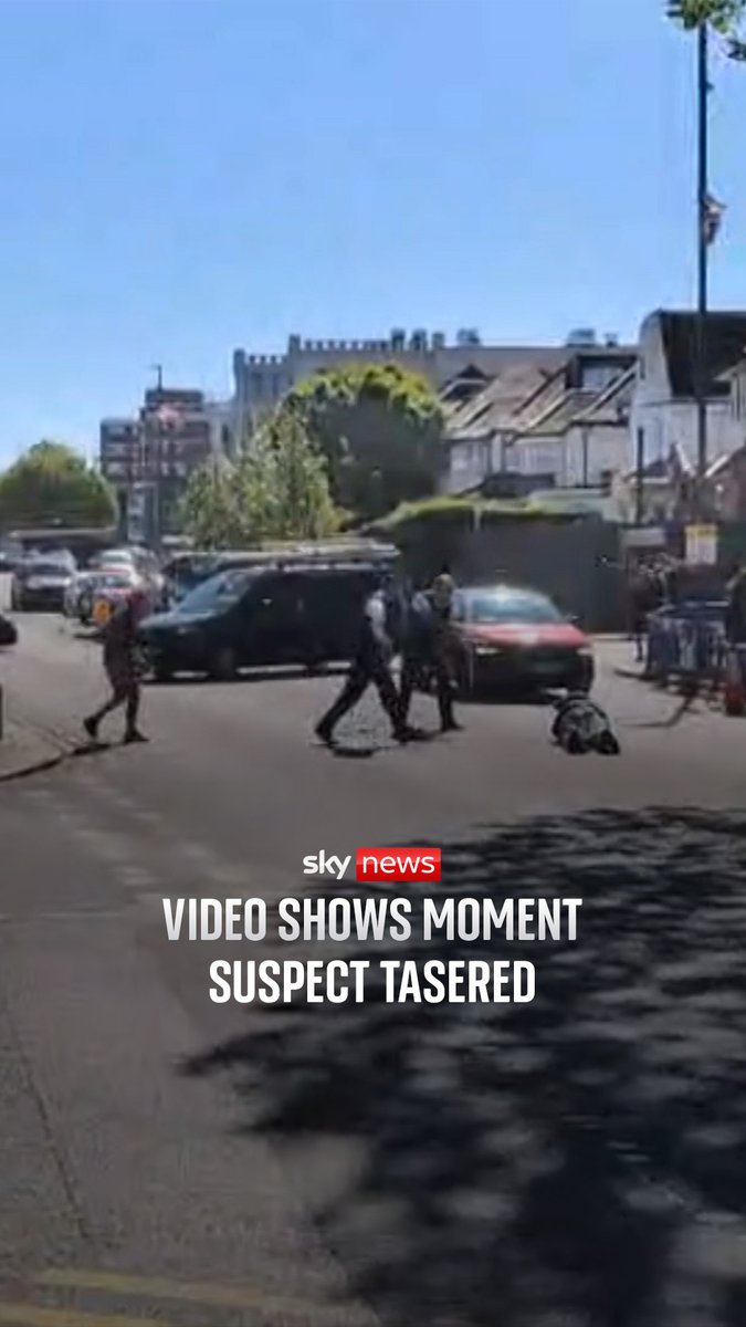 Onlookers captured the moment the alleged suspect of a double stabbing in Golders Green was tasered. The Metropolitan Police has confirmed two men are in hospital after being stabbed and a man has been arrested. 🔗