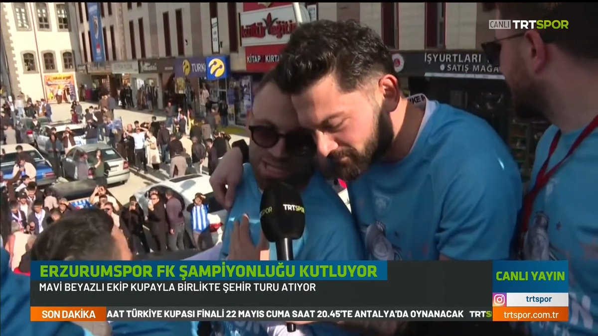 🗣️🎙️ Mustafa Yumlu: "En başta sen, ben ve Orhan olmak üzere bütün camia kaç yıldır çok sıkıntı çektik. Şükürler olsun, bu güzel şehirle şampiyon olduk. Doyasıya kutlamak için bütün Erzurum'u miting alanına bekliyoruz." Eren Tozlu, Mustafa Yumlu ile röportaj yaptı. 😅