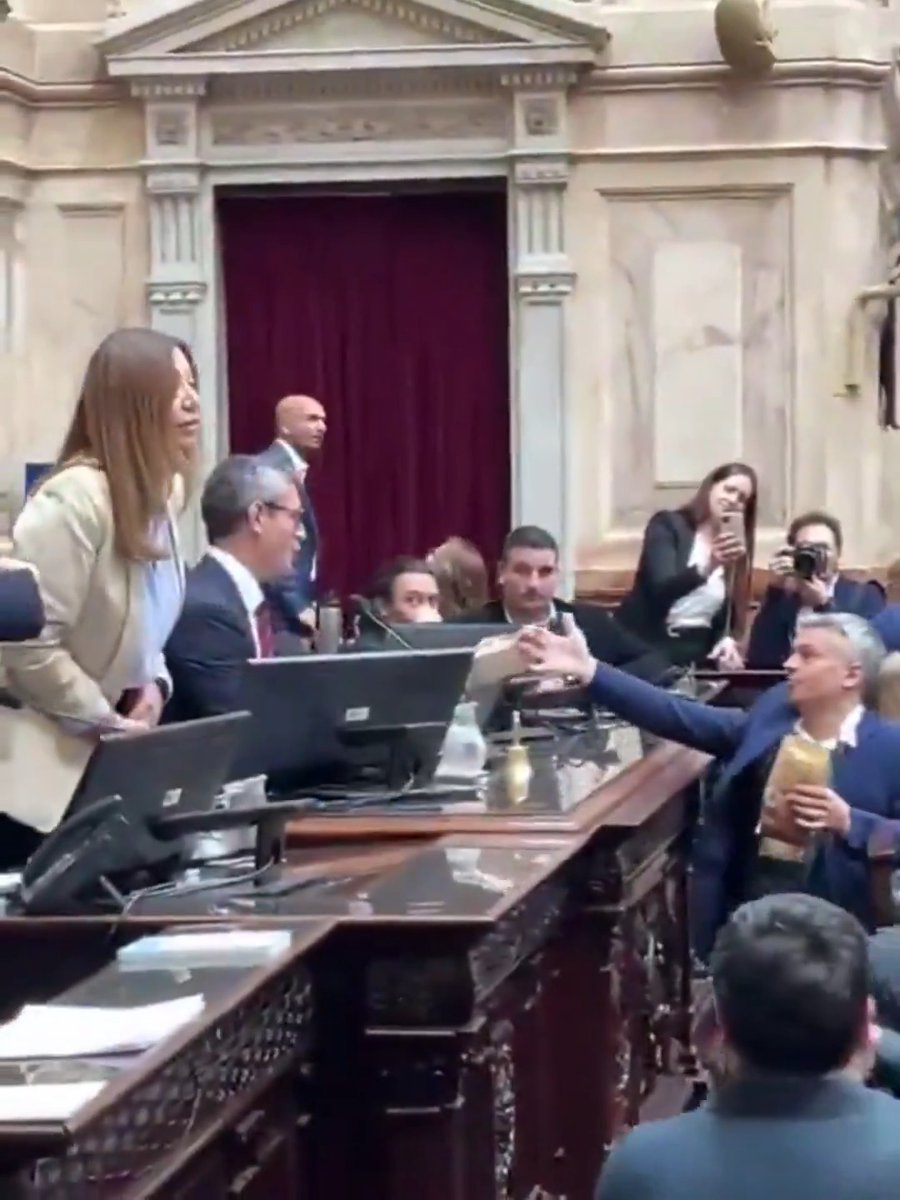 "Paulon": Porque el diputado Esteban Paulón llevó pochoclos para la presentación de Manuel Adorni en el Congreso