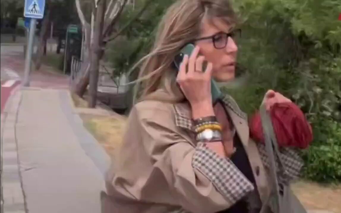 أفاد مقطع متداول من إسبانيا بأن رجلاً التقى بزوجة رئيس الوزراء الإسباني بيدرو سانشيز، ووجّه لها أسئلة تتعلق بقضايا فساد مُثارة إعلامياً. وخلال الموقف، ظهرت منها ردة فعل غير متوقعة، حيث اقتربت منه بسرعة وتمسكت به من الخلف، ما أدى إلى مشهد لافت تم توثيقه في مقطع مصوّر.