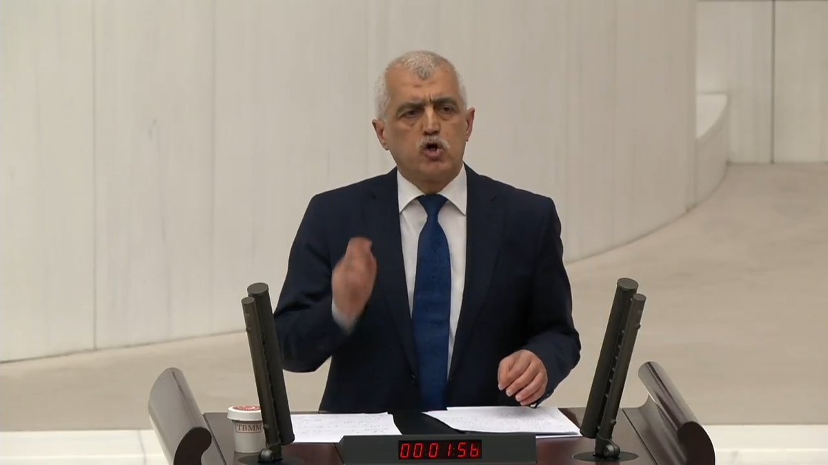 Geçen hafta Maraş’taydım. Katliamı yapan çocuk hakkında araştırma yaptım. Ailesi onu Maraş’ta üniversiteye, fakülteye götürmüş; “Dikkat eksikliği ve hiperaktivite var, bu çocuğu çocuk psikiyatristine götürün.” demişler. Aile ise “Çocuğum damgalanmasın.” diye götürmemiş.