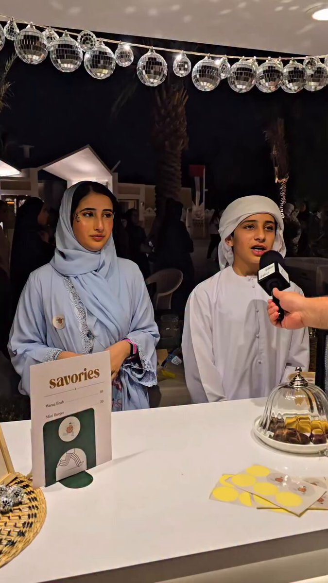 بينما تحرم القوانين الدولية استغلال الأطفال بالعمل, يتم استغلال الأطفال في الإمارات ببيع ورق العنب والكاركاديه في الحدائق والشوارع ويتم إظهارهم كمبدعين وموهوبين. أين الموهبة في لف ورق العنب وصنع الكاركاديه!!