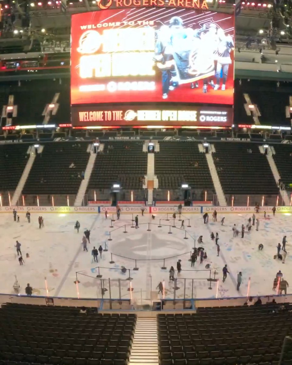 An annual tradition with our number 1 supporters! 🎨 We welcomed #Canucks Season Ticket Members to the Members Open House presented by Rogers to close out the season for our Paint the Ice event.