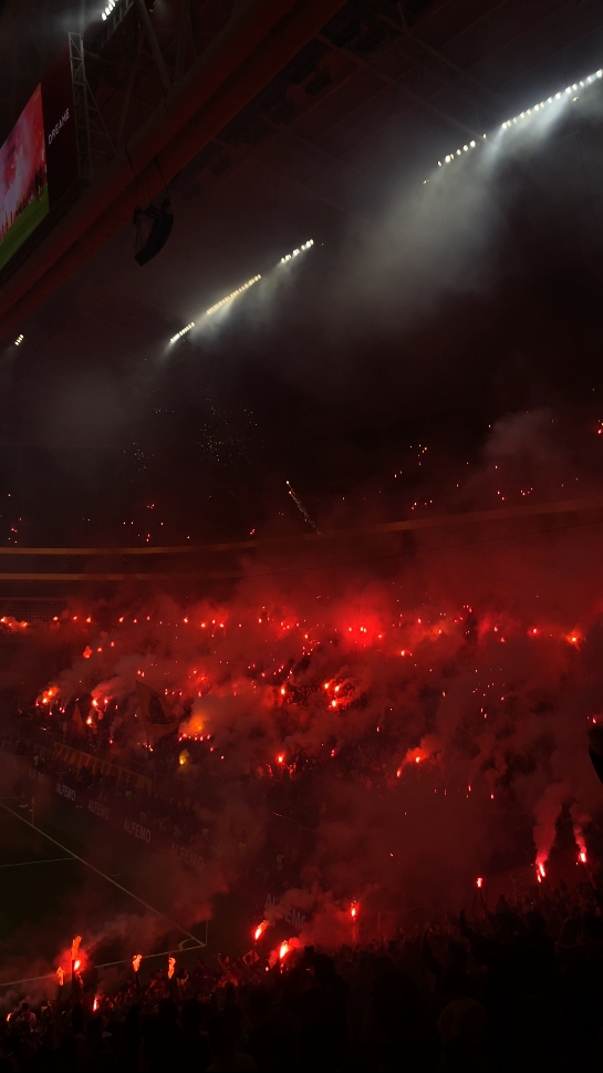 🔥 GALATASARAY FANS PYRO SHOW!