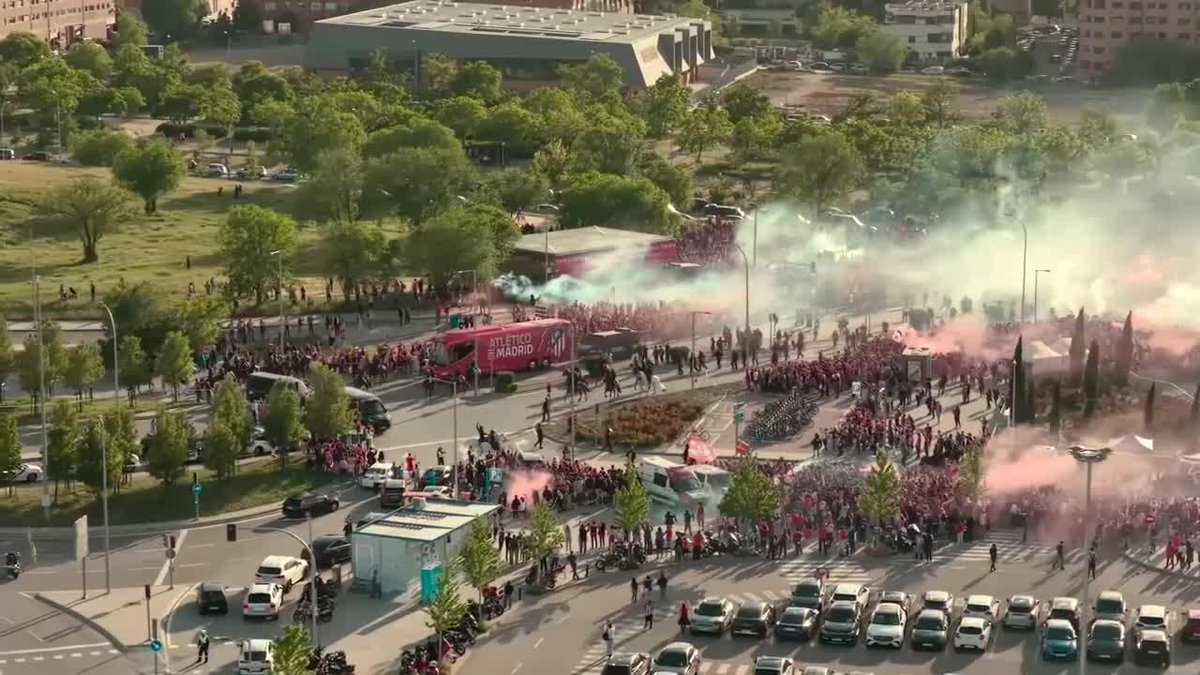 ๐ช๐ธ๐ฅ Asรญ recibieron los hinchas del Atleti al micro de los jugadores, a minutos de la primera semifinal de UCL vs. Arsenal.