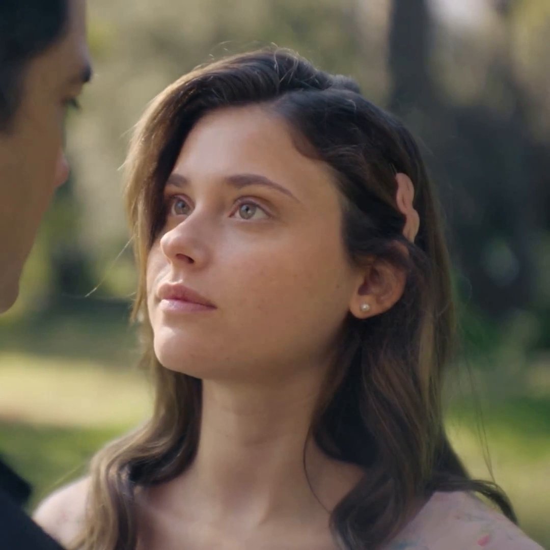 Los caminos de Esteban y Clara están por cruzarse y dar origen a una única historia familiar. "La Casa de los Espíritus" YA está disponible #LaCasaDeLosEspiritus #NicoleWallace #PonchoHerrera