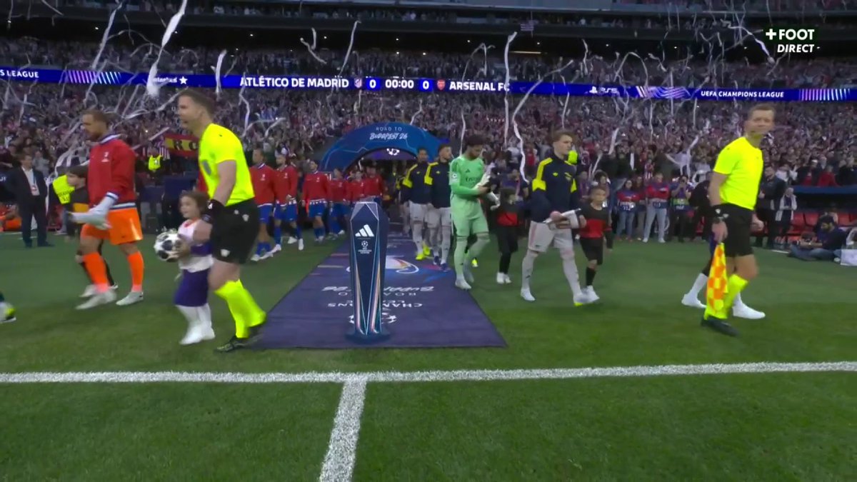 🚨 INCROYABLE ! Le lancer de papier toilettes au Metropolitano de Madrid 🇪🇸 avant la demi-finale de Ligue des champions. 🧻😁⭐️ 🎥 CANAL+ Foot