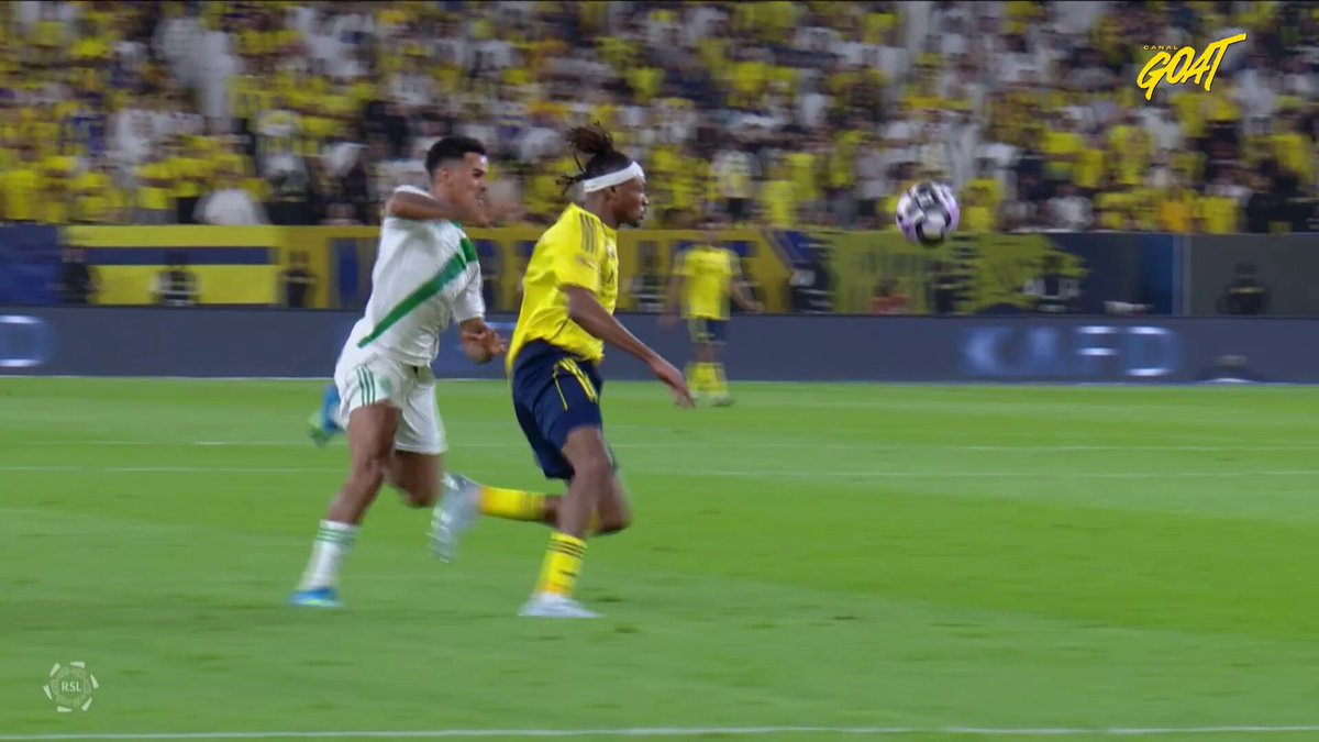Choque muito forte do Galeno com o Bento. Brasileiro do Ahli saiu machucado.