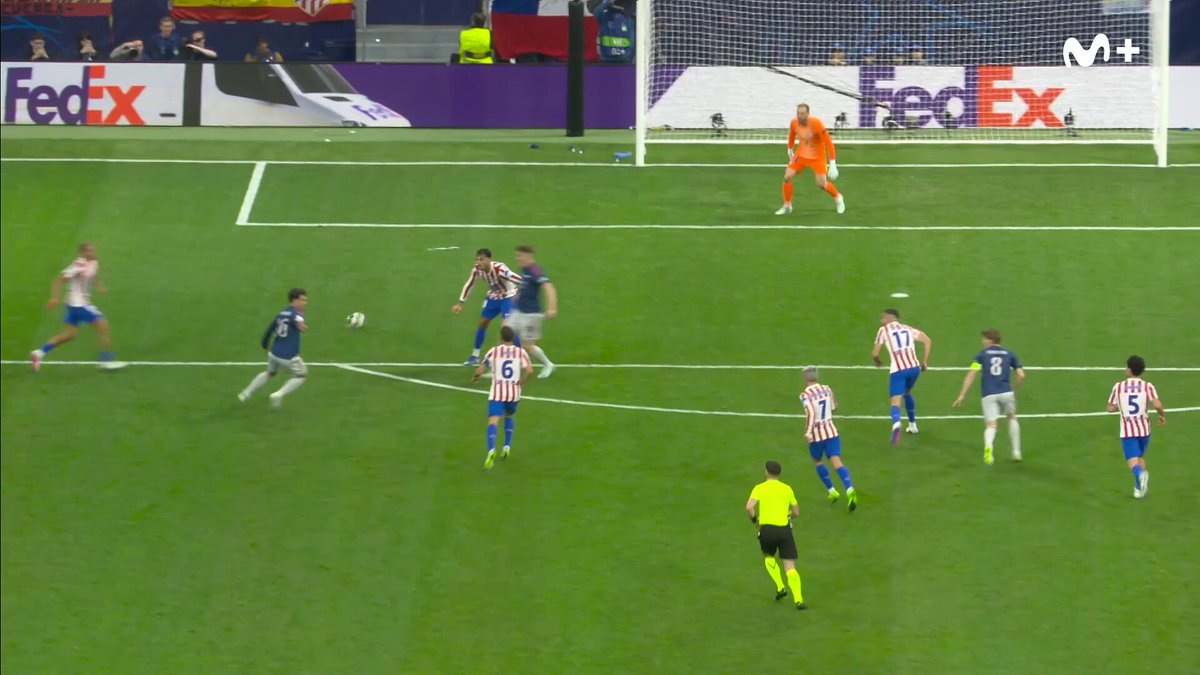 "Leve" dice Benito. "penaltito" dice Martínez. "Yo a veces me he ido al vestuario convencido de acertar y luego..." Mateu Lahoz PERO SI ES HASTA ROJA, OCASIÓN CLARA Y ACCIÓN SIN DISPUTA DE BALON