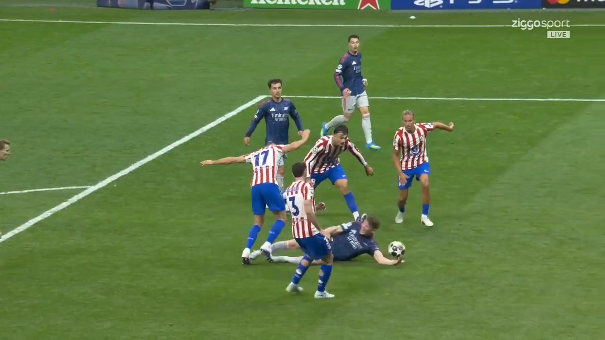 BAL OP DE STIP! Terecht? ↯ Gyökeres veegt de bal dwars door het net heen vanaf 11 meter: 0-1 💨 #ZiggoSport #UCL #ATMARS