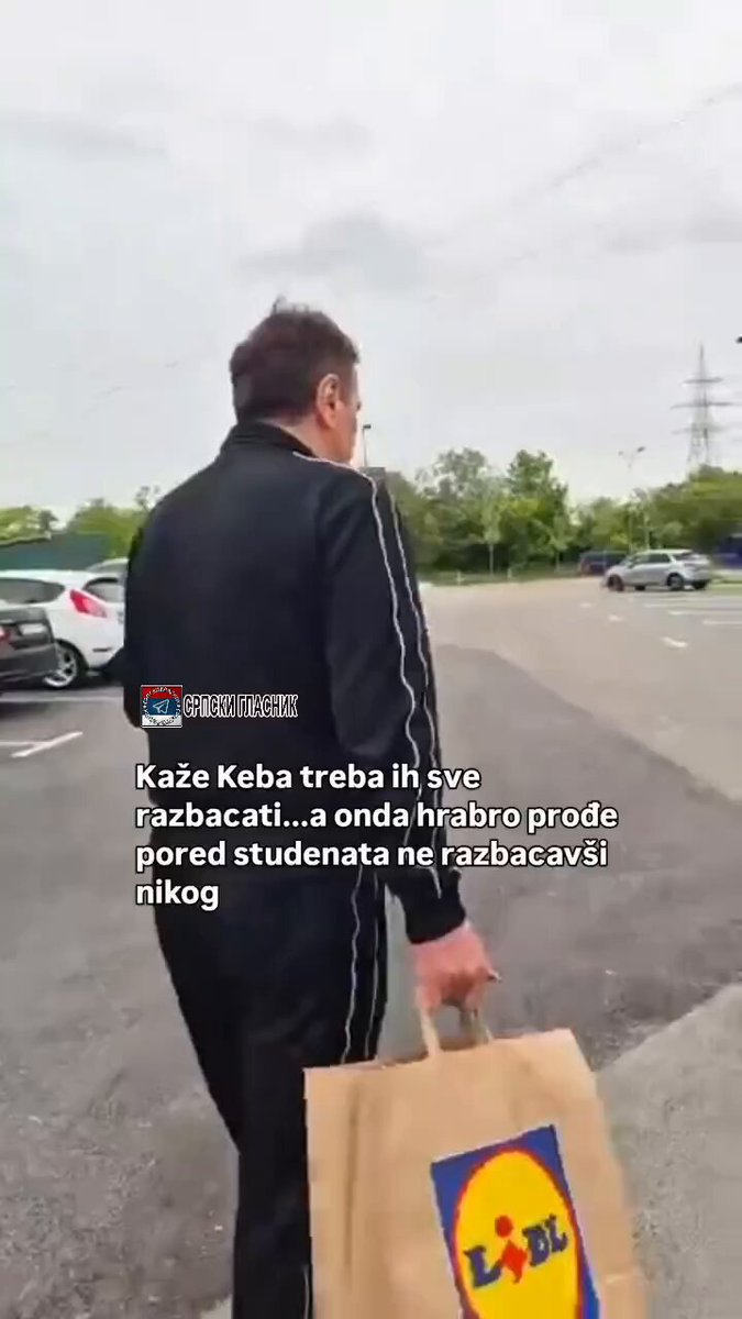 Ћаци Кеба прво коментарисао како све студенте треба разбацати, а онда је прошао поред студената који деле налепнице СТУДЕНТИ ПОБЕЂУЈУ и упутио се ка својим колима. У близини његовог аута су били штандови СНС-а и можда би свратио код њих да није имао пратњу. А онда је покушао студенте да понизи, позвавши их да му физикалишу по дворишту. 🇷🇸 СРПСКИ ГЛАСНИК
