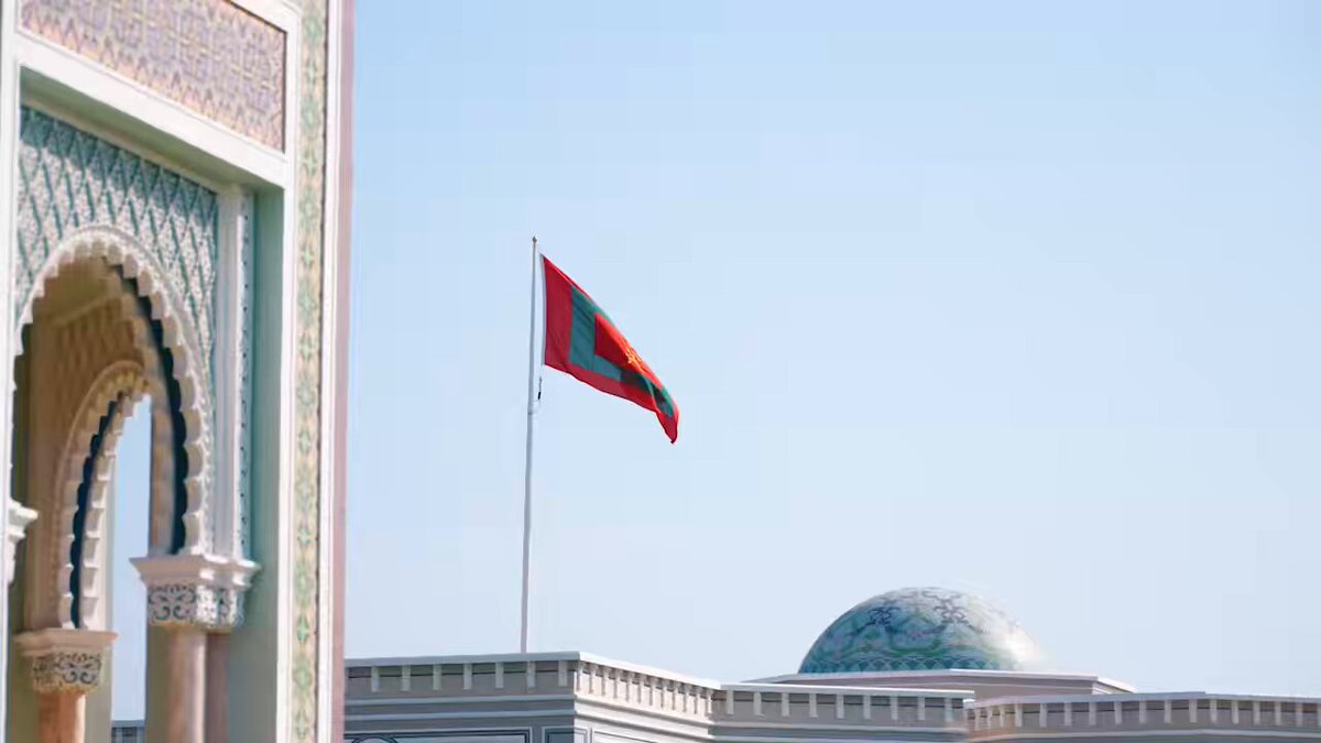 هي لحظاتٌ عزّزت تلاحم الأرض بالإنسان، وجددت في عروق العُمانيين اعتزازاً بسلطانٍ يسير بقلبه قبل خطاه بين شعبه، فكانت الفرحةُ عهداً واللقاءُ عيداً. "من مسيرة القائد المفدى" 29 ابريل 2026م 📹 إنتاج/ © ديوان البلاط السلطاني