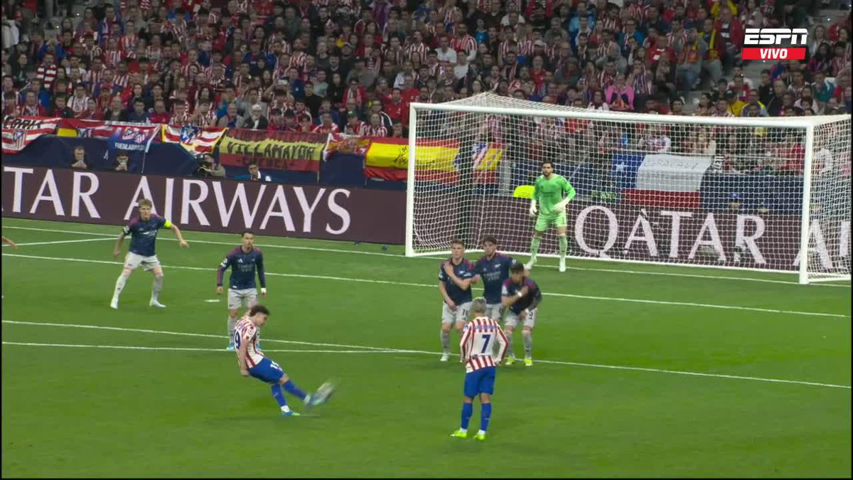 Julián Álvarez y los tiros libres. A nada de otro golazo, ufff. 😮‍💨🇦🇷