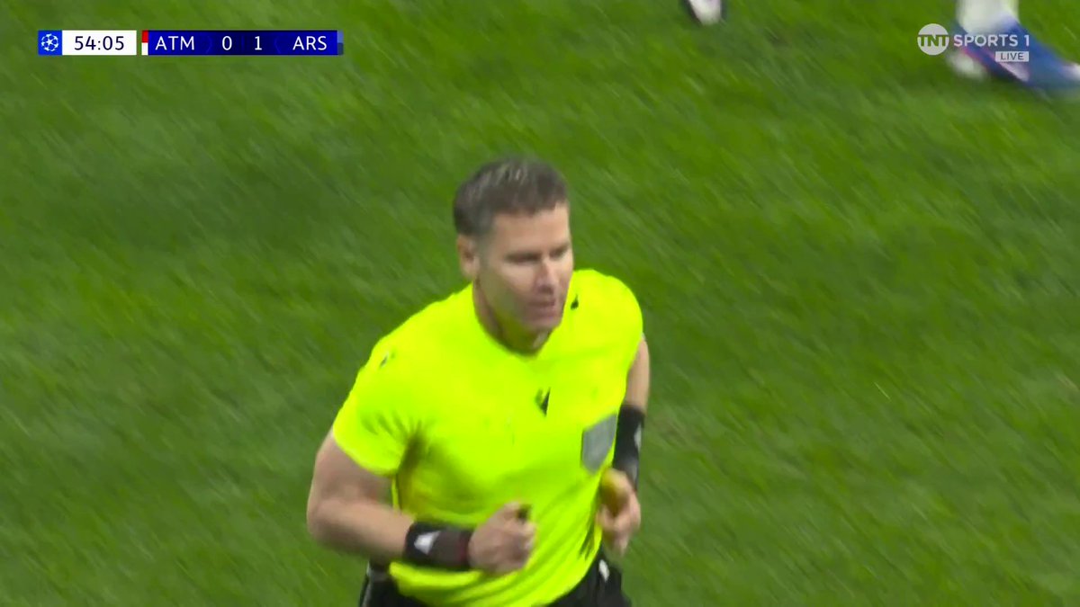 Handball against Ben White and Atletico Madrid have a penalty! 😮 What do you make of that decision? Watch live on TNT Sports and HBO Max