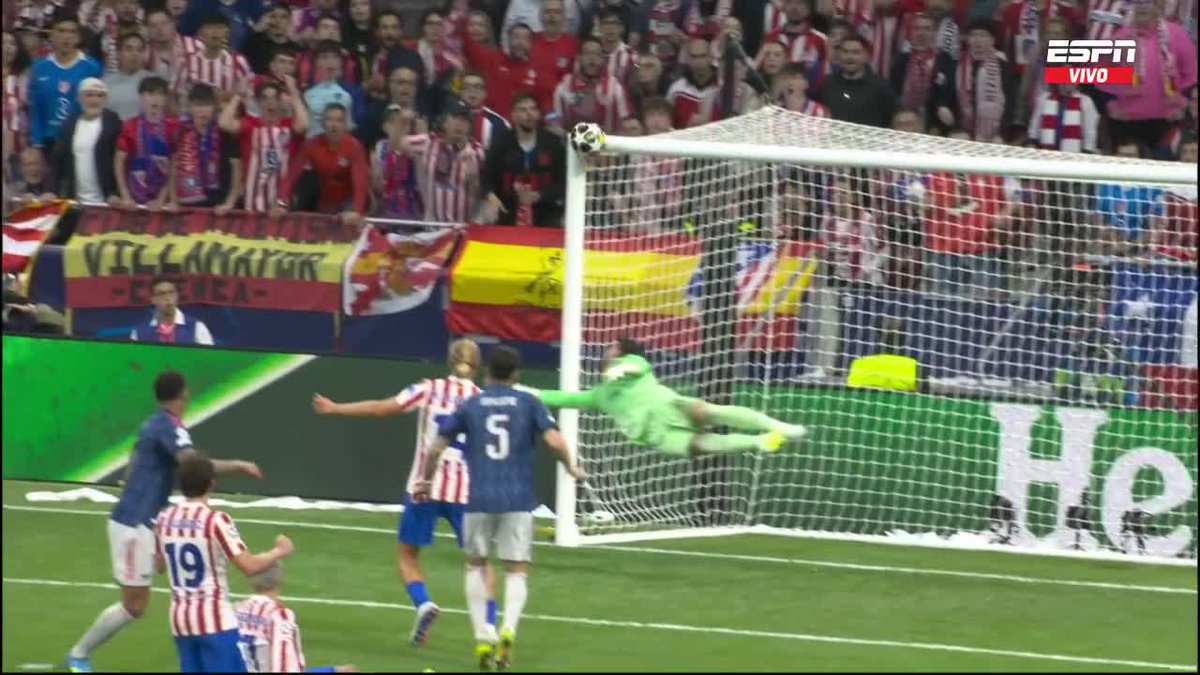 Es increíble como Closs puede convertir cualquier gol errado como si hubieran convertido de verdad. Sé que soy repetitivo, pero qué pedazo de relator, Dios mío. Transmite absolutamente todo a los futboleros.