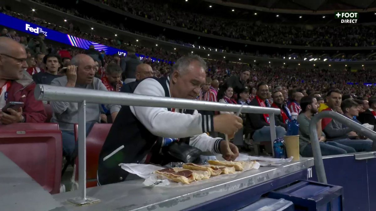 Pendant ce temps, ce Monsieur se régale à la pause d’Atletico Madrid-Arsenal. 🇪🇸😁🥪