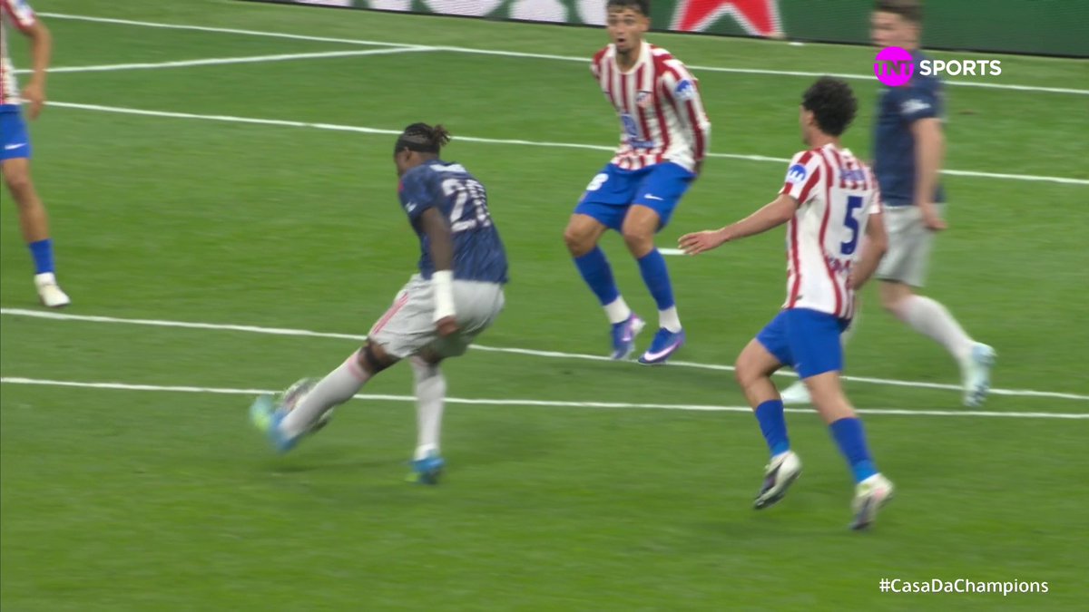 Pênalti para o Arsenal! Agarrar empurrar e puxar, tem que causar impacto claro. Atacante cai por opção dele e não por conta do contato. Sem pênalti, errou o árbitro ❌ VAR não deve entrar aqui ✅