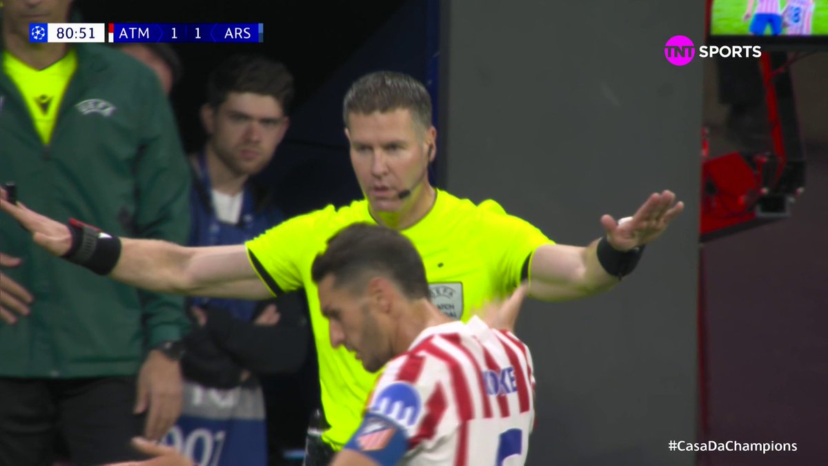 E DE NOVO ENVOLVENDO O HANCKO! 🔴⚪🔵 O zagueirão derrubou Eze, o árbitro marcou a penalidade, mas após ida ao VAR anulou a marcação. 🚨 Atlético de Madrid x Arsenal É SÓ na @tntbr e @streammaxbr ( #CasaDaChampions #HBOMax #MFM #TR 🎙️ Octavio Neto