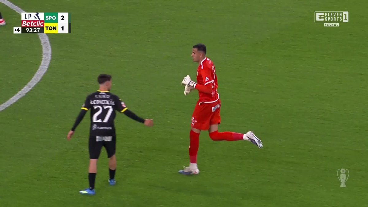 𝐒𝐙𝐎𝐊 𝐍𝐀 𝐀𝐋𝐕𝐀𝐋𝐀𝐃𝐄! 😱 Klasyczek... 👀 2:0 to niebezpieczny wynik! 🫣 Ekipa Gonçalo Feio urwała Sportingowi punkty strzelając dwa gole w doliczonym czasie gry 🤯 #PortuGOL 🇵🇹