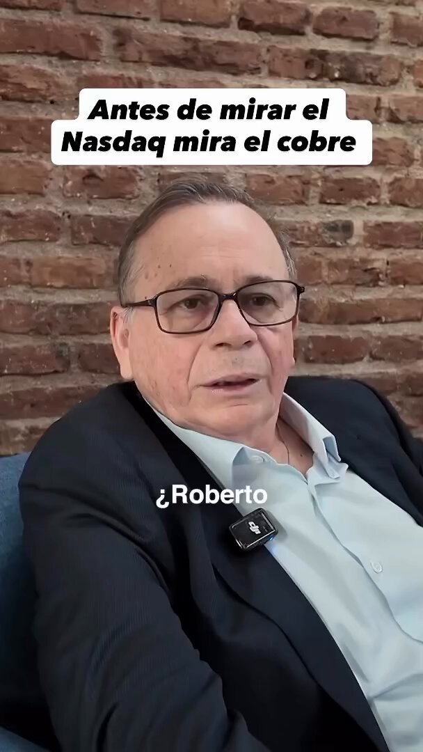 El cobre es el activo que detecta cuando el mercado esta a punto de caer y te explico por qué. No es un metal cualquiera. Es el mineral más usado por la industria moderna. Cuando la economía global está fuerte: - Se construyen más casas, edificios y fábricas - Se fabrican más autos (especialmente eléctricos) - Se instalan más paneles solares, turbinas eólicas y centros de datos de IA - Se tienden más redes eléctricas y cables de internet Todo eso necesita kilómetros y kilómetros de cobre. Resultado: La demanda explota → el precio del cobre sube con fuerza. Es una señal clara: la economía mundial está acelerando. Los inversionistas lo ven y compran acciones, materias primas y activos de riesgo. El mercado se pone alcista. Cuando la economía se enfría: Las constructoras paran obras, las fábricas bajan producción, las empresas postergan inversiones… La demanda de cobre cae en picada → el precio baja. Es la primera alarma que suena. Por eso los traders lo llaman Dr. Copper: diagnostica la salud de la economía antes que el PIB, el desempleo o los bancos centrales. ¿En qué momento estamos hoy (29 de abril 2026)? El cobre cotiza alrededor de 5.87 USD por libra. Bajó ligeramente en las últimas horas, pero acumula +7% en el último mes y +28% en el último año. Está por debajo de su máximo de 6.58 USD de enero, pero sigue en niveles altos históricos. Esto nos dice que la economía global resiste con fuerza estructural (gracias a la electrificación, IA y renovables), aunque con algo de tensión reciente por geopolítica, dólar fuerte y cautela industrial. No es señal de recesión, sino de crecimiento moderado con nervios. El Dr. Copper sigue siendo alcista en el mediano plazo. En resumen: Cobre ↑ = Mundo creciendo con fuerza → mercados fuertes. Cobre ↓ = Mundo frenando → mercados débiles y cautela. Este activo no miente. Es el termómetro más confiable de la economía real. El mineral más usado por la industria moderna.