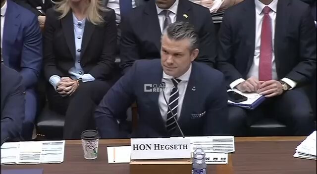 ❗️Que nivel de secretario❗️ "Bloqueamos el bloqueo": se burlan en el Congreso del secretario, Pete Hegseth, por la situación con Irán. — "¿Cree que estamos ganando la guerra contra Irán?", le preguntó el congresista Moulton. — "Absolutamente", respondió Hegseth. — "Es decir, ¿la victoria es que Irán haya cerrado el estrecho de Ormuz?", replicó Moulton. — "El bloqueo que nosotros estamos llevando a cabo…", comenzó a responder Hegseth. — "Es decir, ¿ellos nos bloquearon a nosotros, y nosotros bloqueamos su bloqueo?", interrumpió el congresista a Hegseth.