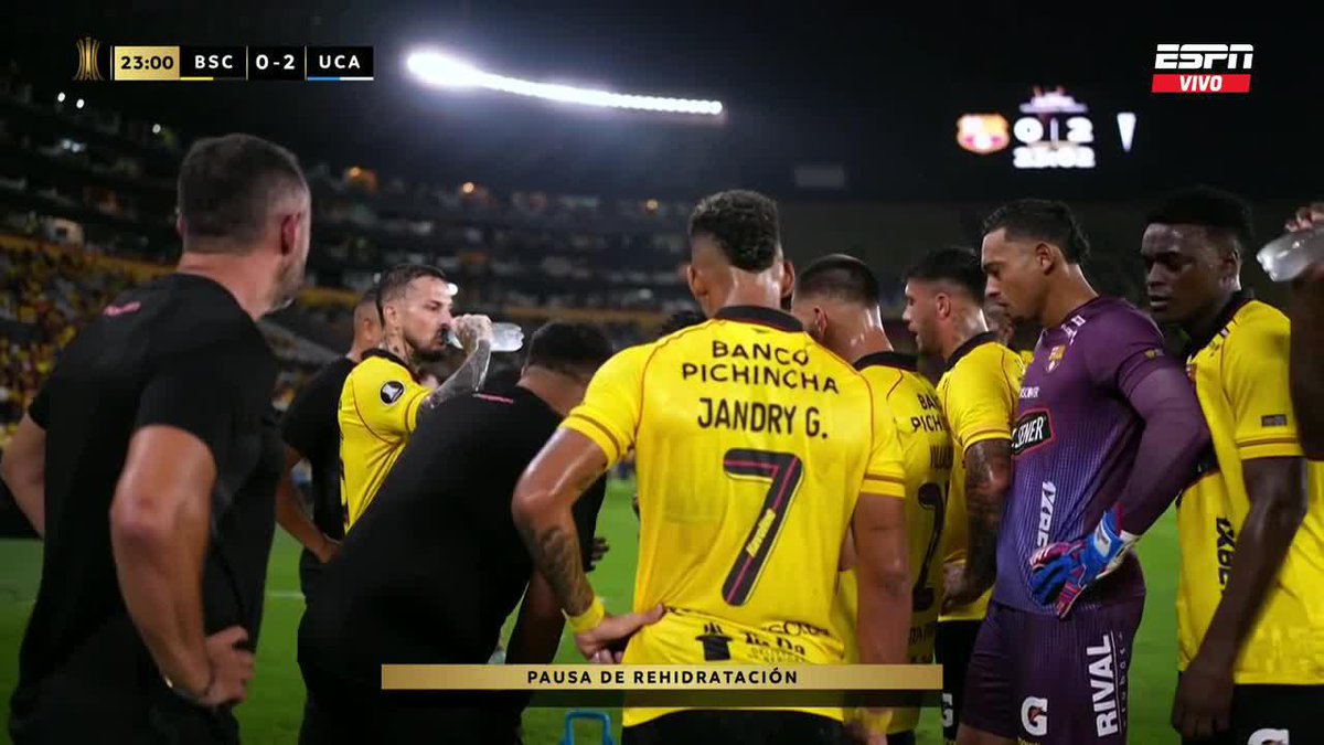 Hay que pedirles disculpas a Darío Benedetto , darle su carta pase y que se vaya de Barcelona . Mucho jugador para un equipo de muertos