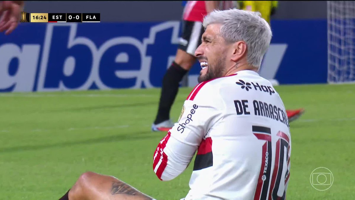 o momento da lesão do arrascaeta… incrível que é sempre alguém importante que se machuca, nunca o ayrton lucas