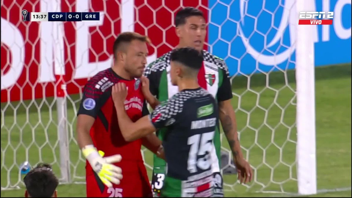 Carlos Vinícius acaba de ERRAR TRES PENALES CONSECUTIVOS en Copa Sudamericana. Pateó el primero y atajó el arquero, pero se había adelantado. Pateó el segundo y atajó, pero también se había adelantado. Pateó el tercero y VOLVIÓ A ATAJAR. INSÓLITO. 😳🇧🇷