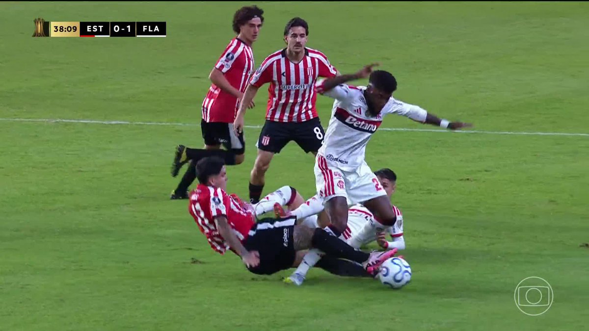 Farías, do Estudiantes, deu essa entrada em Emerson Royal, do Flamengo, e levou cartão amarelo. VAR não recomendou revisão. PC Oliveira, comentarista de arbitragem da Globo, afirmou que era lance para expulsão. Opiniões? 🎥 TV Globo 📺 | ge