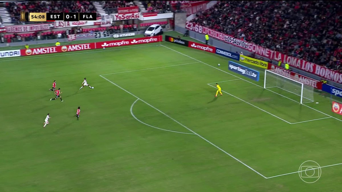 As duas defesas seguidas de Muslera. No lance seguinte, o Estudiantes fez o gol de empate contra o Flamengo. 🎥 TV Globo 📺 | ge