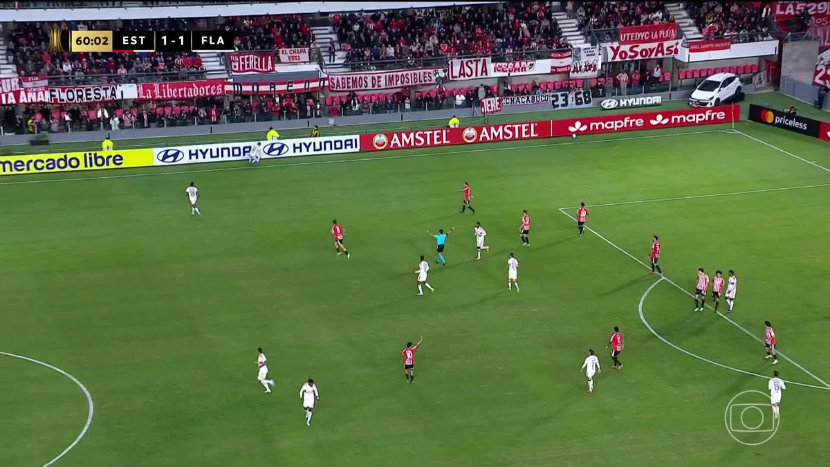 Flamengo reclamou de pênalti nesse lance, mas a arbitragem mandou seguir e o VAR não chamou. PC Oliveira, comentarista de arbitragem da Globo, afirmou que o lance foi normal (o contato não foi suficiente para pênalti). Opiniões? 🎥 TV Globo 📺 | ge