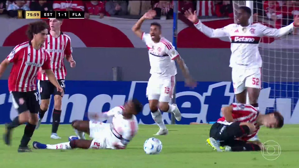 Flamengo pediu muito a expulsão de Tomás Palacios nesse lance, mas a arbitragem não deu amarelo (o zagueiro do Estudiantes já tinha amarelo). PC Oliveira, comentarista de arbitragem da Globo, afirmou que era para vermelho. Opiniões? 🎥 TV Globo 📺 ge