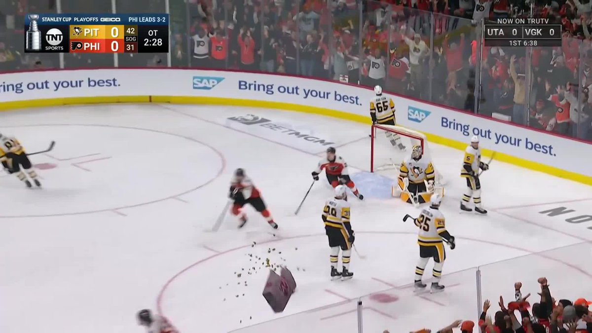 THE FLYERS WIN IT IN OVERTIME, THEY WIN THE SERIES 🚨 CAM YORK THE HERO, THE STICK THROW INTO THE CROWD 😱