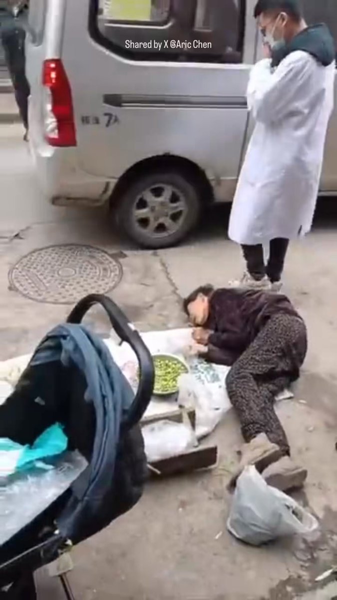 🚨 Heartbreaking. Infuriating. This is the real China under the Chinese Communist Party. On April 29, 2026, in Tianmen City’s Yuekou Town, Hubei Province, an elderly woman suddenly collapsed and died while selling vegetables alone at a tiny roadside stall. Her entire inventory? Just a few bunches of greens and a basin of beans. She wasn’t retired. She wasn’t “cared for.” She was working until her last breath. This is what the CCP’s grand slogan — “the elderly are well provided for” — actually looks like in practice. A total, merciless lie. No real pension. No safety net. No dignity in old age. Just endless poverty and exhaustion for ordinary Chinese people while the Party elites preach “common prosperity” from their luxury compounds. The tragic lives of the common folk under Communist rule have once again exposed the regime’s propaganda for what it is: hollow, heartless, and fake. When even the elderly must die on the street to survive, the system has failed completely. #China #CCPLies #CCPChina #RealChina