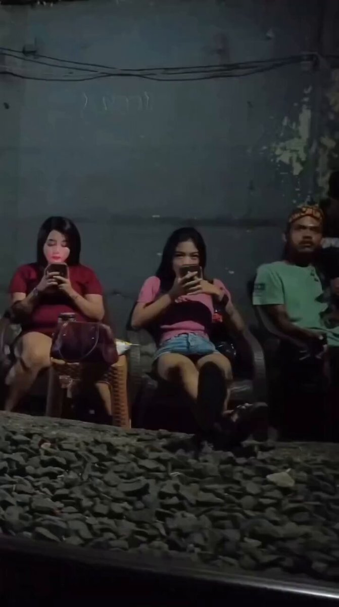 Ayo di pilih dipilih di pilih di pilih ada yang tau loaksi? Koq ada rel kereta jangan-jangan kereta celaka terus ada yang salah 🤭😁😁🤣