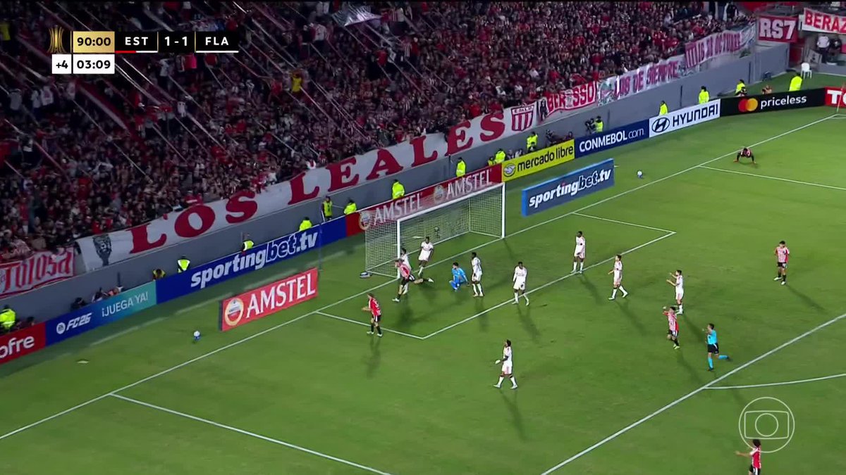 A defesaça de Rossi no fim de Estudiantes 1x1 Flamengo. 🎥 TV Globo 📺 | ge