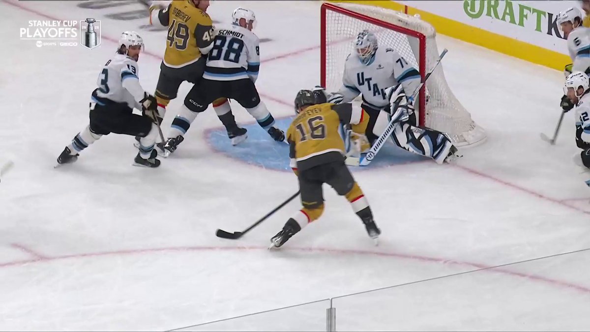VEGAS IS NOW IN FRONT 👀 Two goals in 1:40 gives them a 3-2 lead in Game 5! #StanleyCup 🇺🇸: NHLonTNT 🇨🇦: Sportsnet & TVA Sports