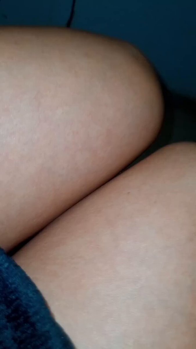 Quiero sentir tu lengua deslizando por mis piernas hasta llegar a mi... dilo tú, a donde quieres llegar? #ts #sissy #suck #dickgirl #femboy #legs #dickgirl #transgender