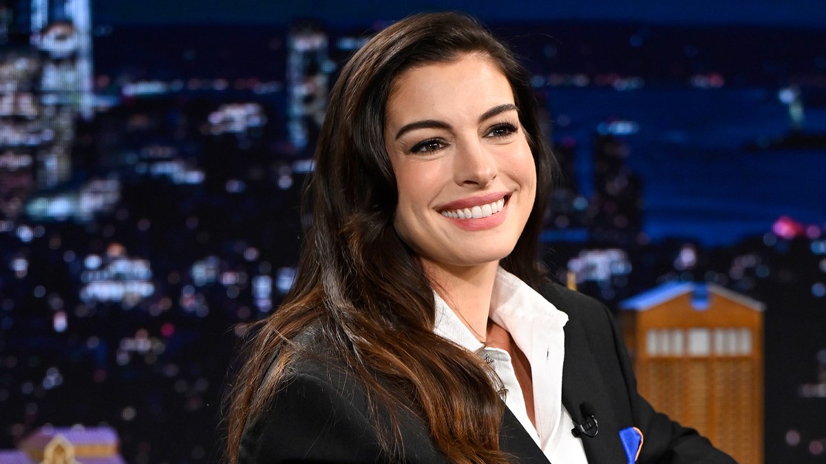 Anne Hathaway blind ranks quotes from ‘The Devil Wears Prada’ on ‘The Tonight Show Starring Jimmy Fallon.’ (Source: The Tonight Show)