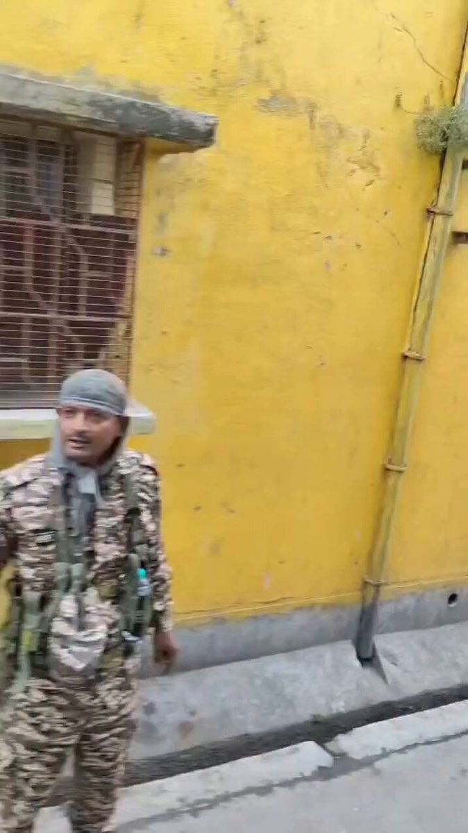 ये BSF का जवान… ये भाजपा का दलlल है… सब गली के अंदर में घुस कर आदमी को जाने नहीं दे रहे हैं… वोट देने पर मार रहा है और वोट देने नहीं दे रहा है… ये सब भाजपा का दलlल हैं