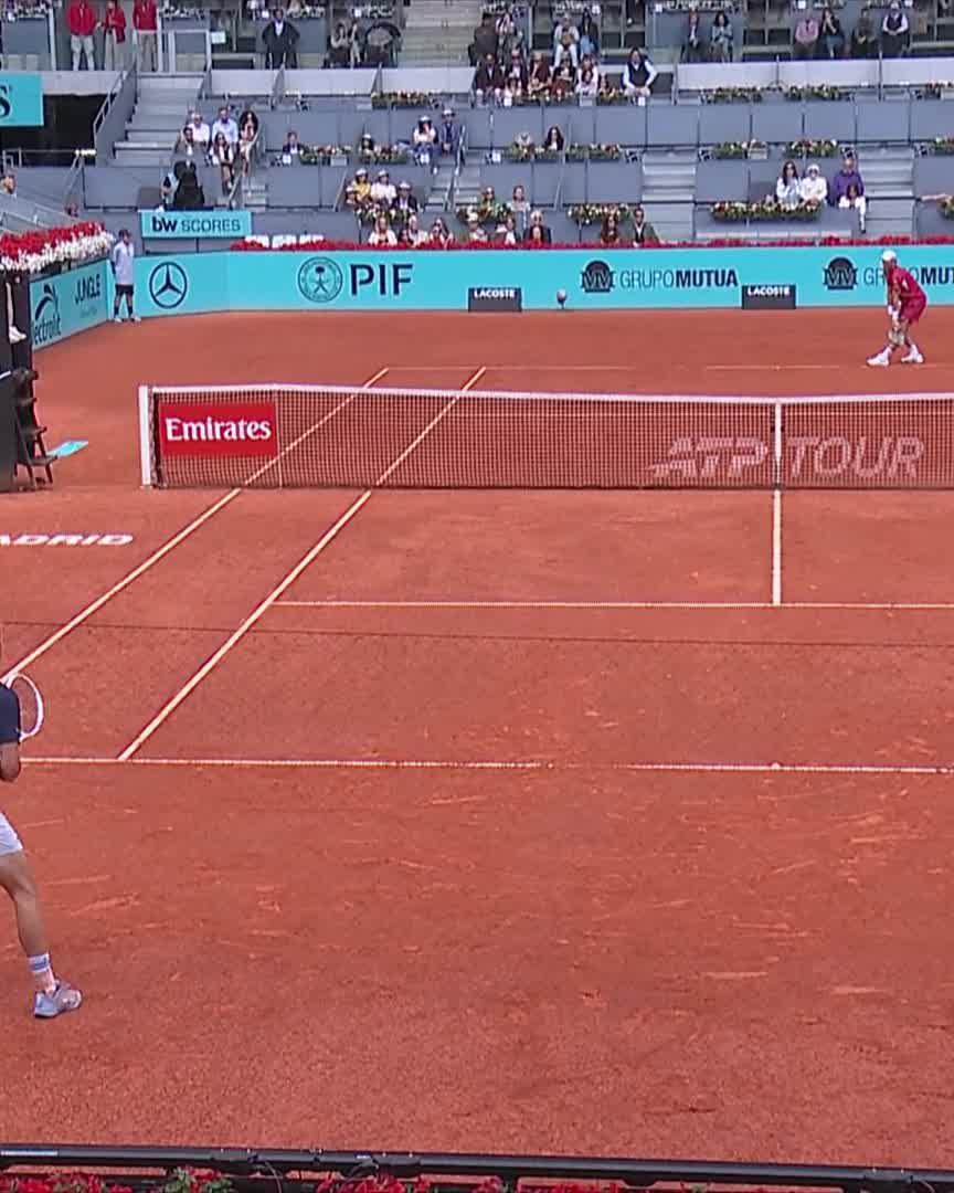Quick out of the Blockx 🤌 The Belgian with a feathery drop shot to gain an early break! #MMOpen