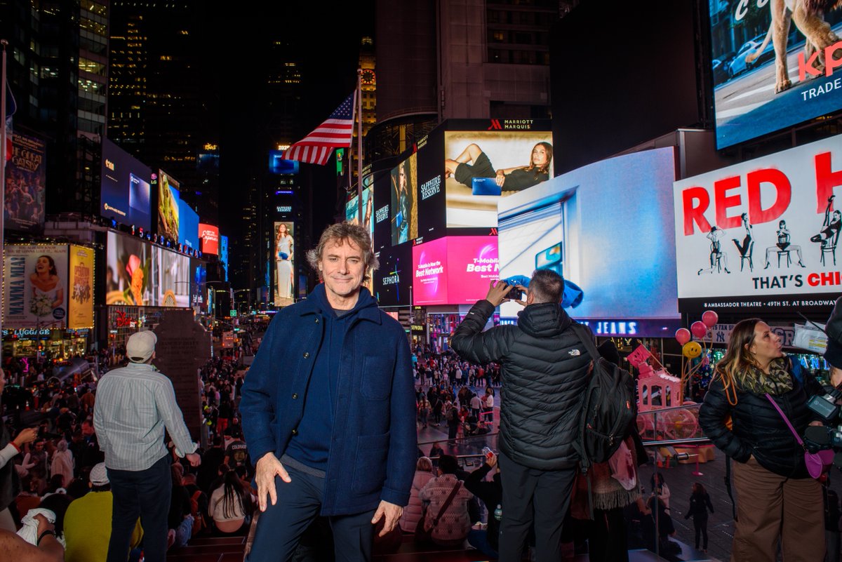 New York è una sorta di palcoscenico che ogni giorno e ogni notte mette in scena quella commedia umana che noi chiamiamo vita. “𝙎𝙪𝙡𝙡𝙚 𝙣𝙤𝙩𝙚 𝙙𝙞 𝙉𝙚𝙬 𝙔𝙤𝙧𝙠” con Alberto Angela lunedì #4maggio su #Rai1 e #RaiPlay #Ulisse