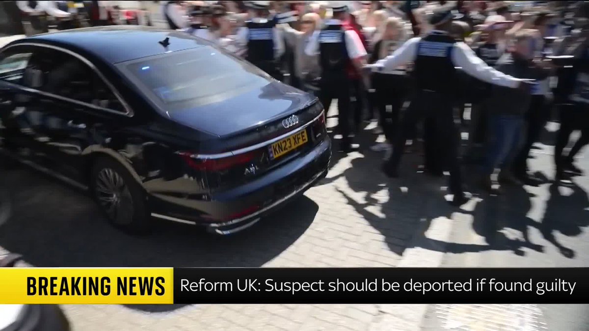 Watch the moment that PM Sir Keir Starmer is heckled as he arrives in Golders Green, after yesterday's terror attack. The prime minister has been speaking today about the importance of standing with the Jewish community. Live updates: 📺 Sky 501 and YT