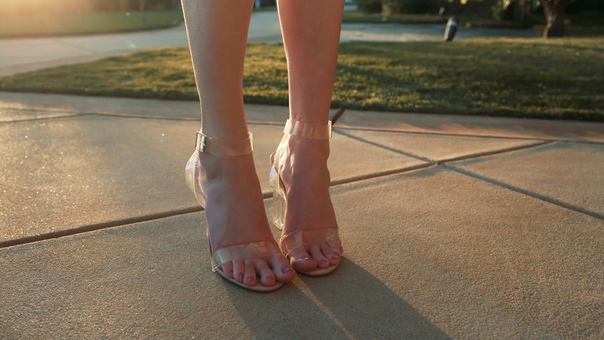 Haley Reed’s sexy lavender toes teasing you so bad right now 🔥👣 She slips off her clear heels, spreads her legs and plays with her wet pussy while showing her perfect feet… pure JOI fire 🤤 Drop 👣 lick her soles! #HaleyReed #FootFetish #LoveHerFeet #LuvHerFeet Haley Reed