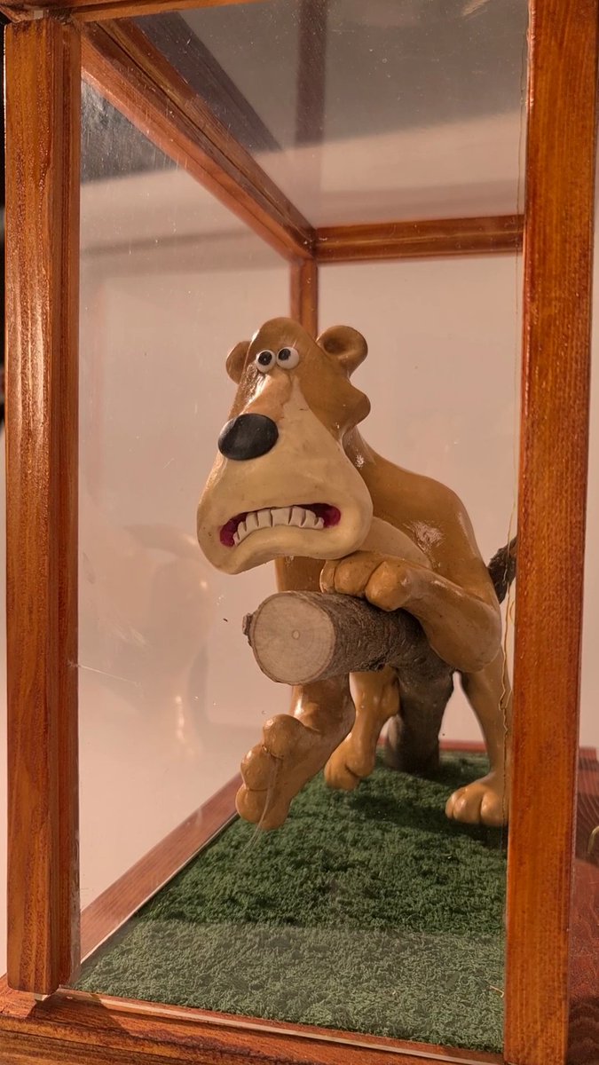 Blink and you'll miss it! 👀 Zoe from Aardman's archive team shows off the original puma prop from The Wrong Trousers museum scene! #Aardman #Animation