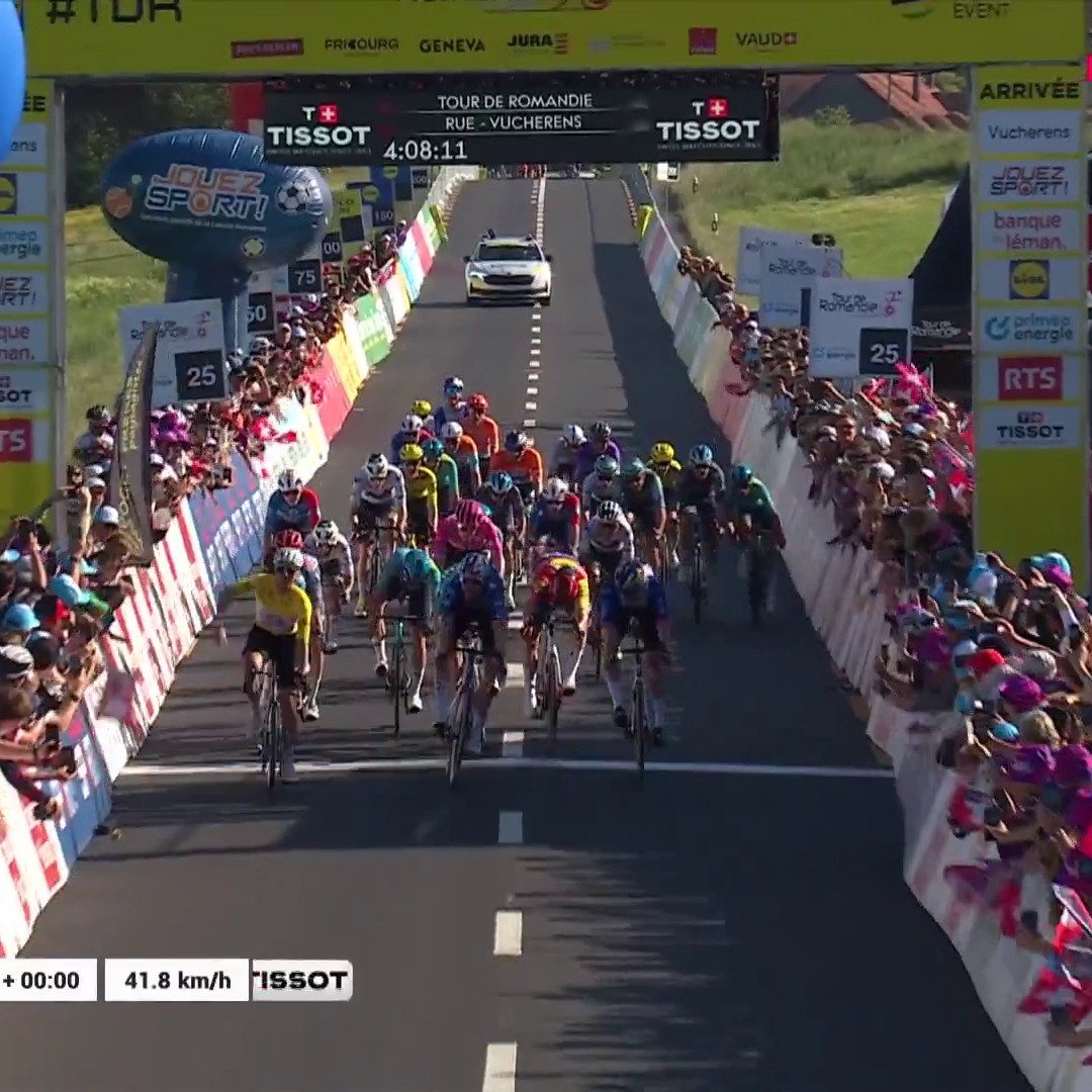 La passe de deux pour Pogacar ! Le champion du monde coiffe Dorian Godon au sprint et s'offre la 2e étape du Tour de Romandie #LesRP